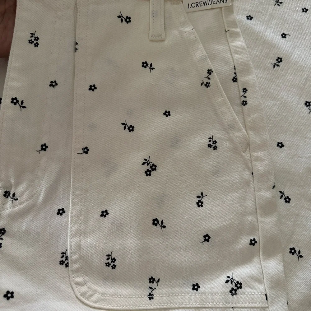 J.CREW Straight Leg Crop White With Flower Design Jeans Size 27T BNWT
